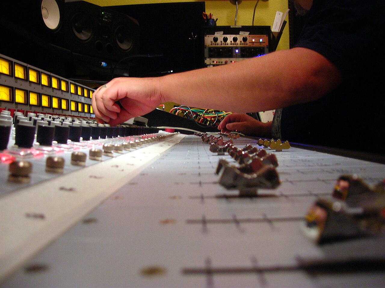 La main de Larry Crane sur une console de mixage au studio Jackpot! à Portland, en 2011