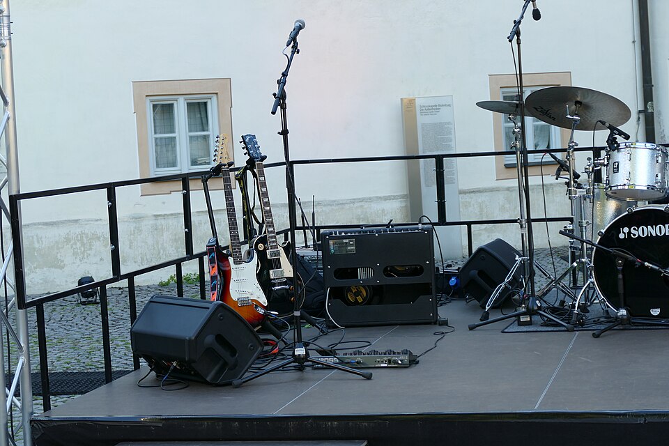 Scène installée avant un concert de Nomfusi à Munich en août 2022