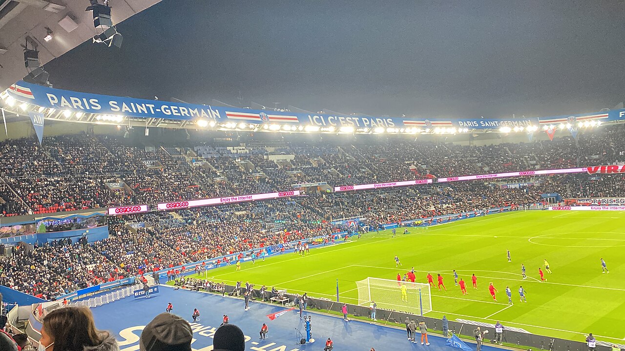 Vue du terrain et des tribunes du Parc des Princes le 1er décembre 2021