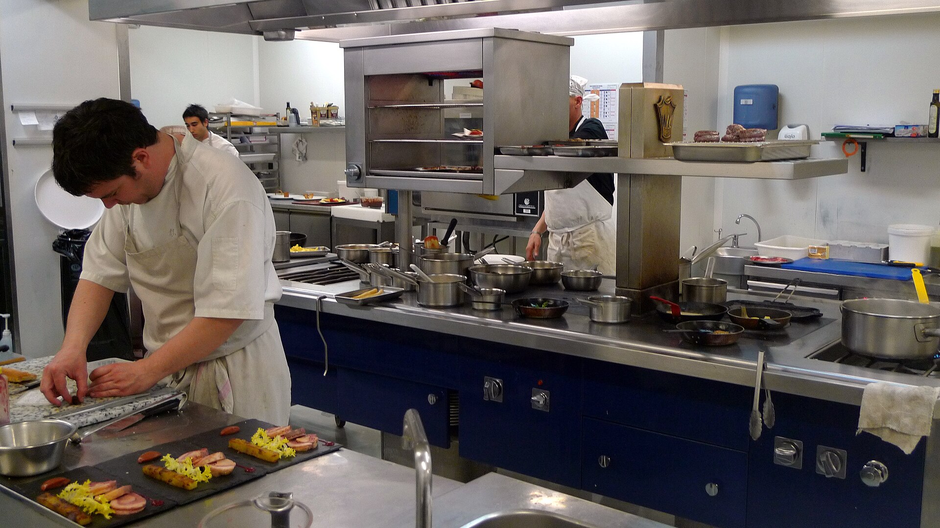 Cuisine de l’Hostellerie des Fines Roches en avril 2011, photographie de contexte