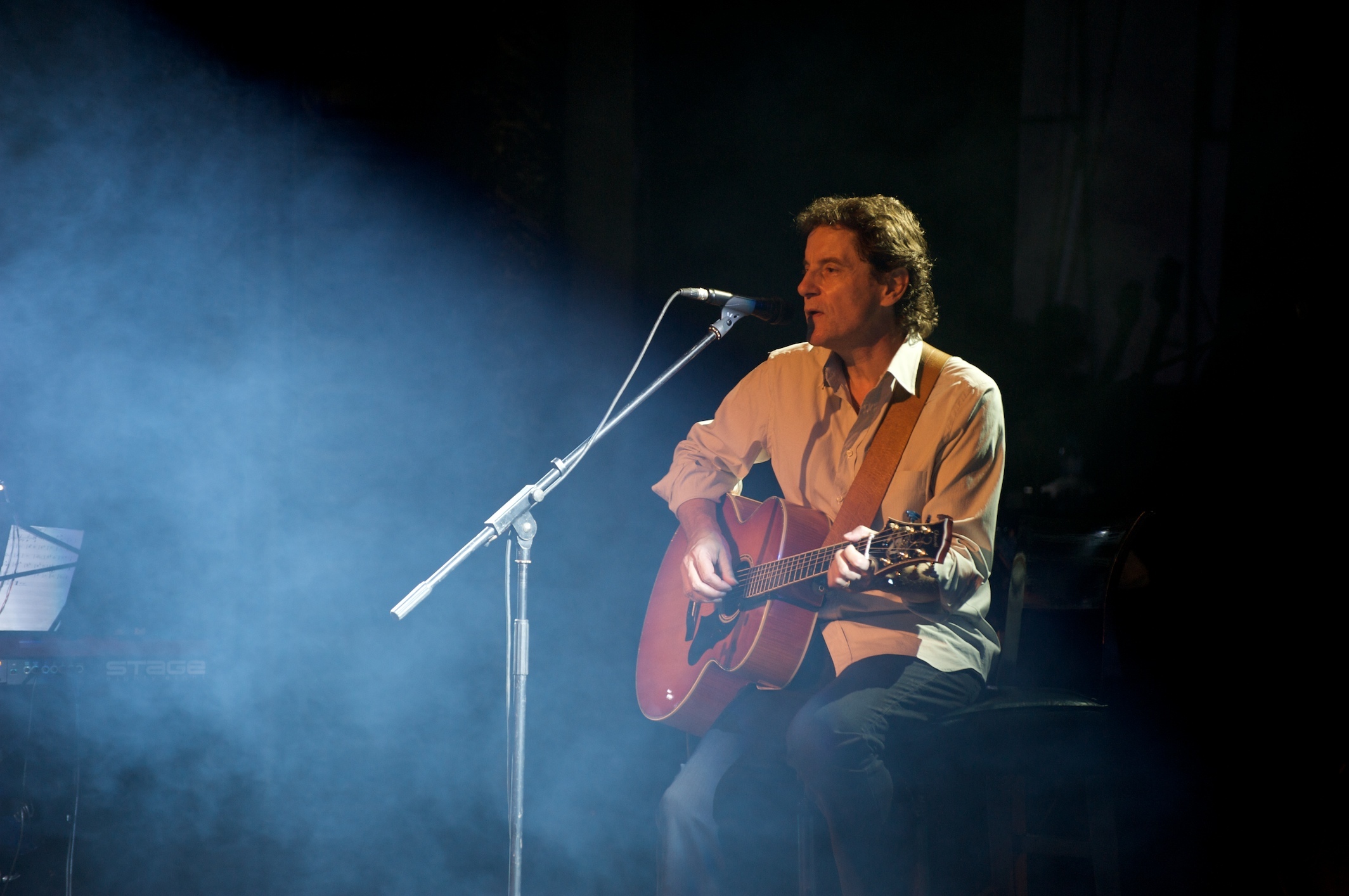 Francis Cabrel chante avec sa guitare à Hanoï en 2009