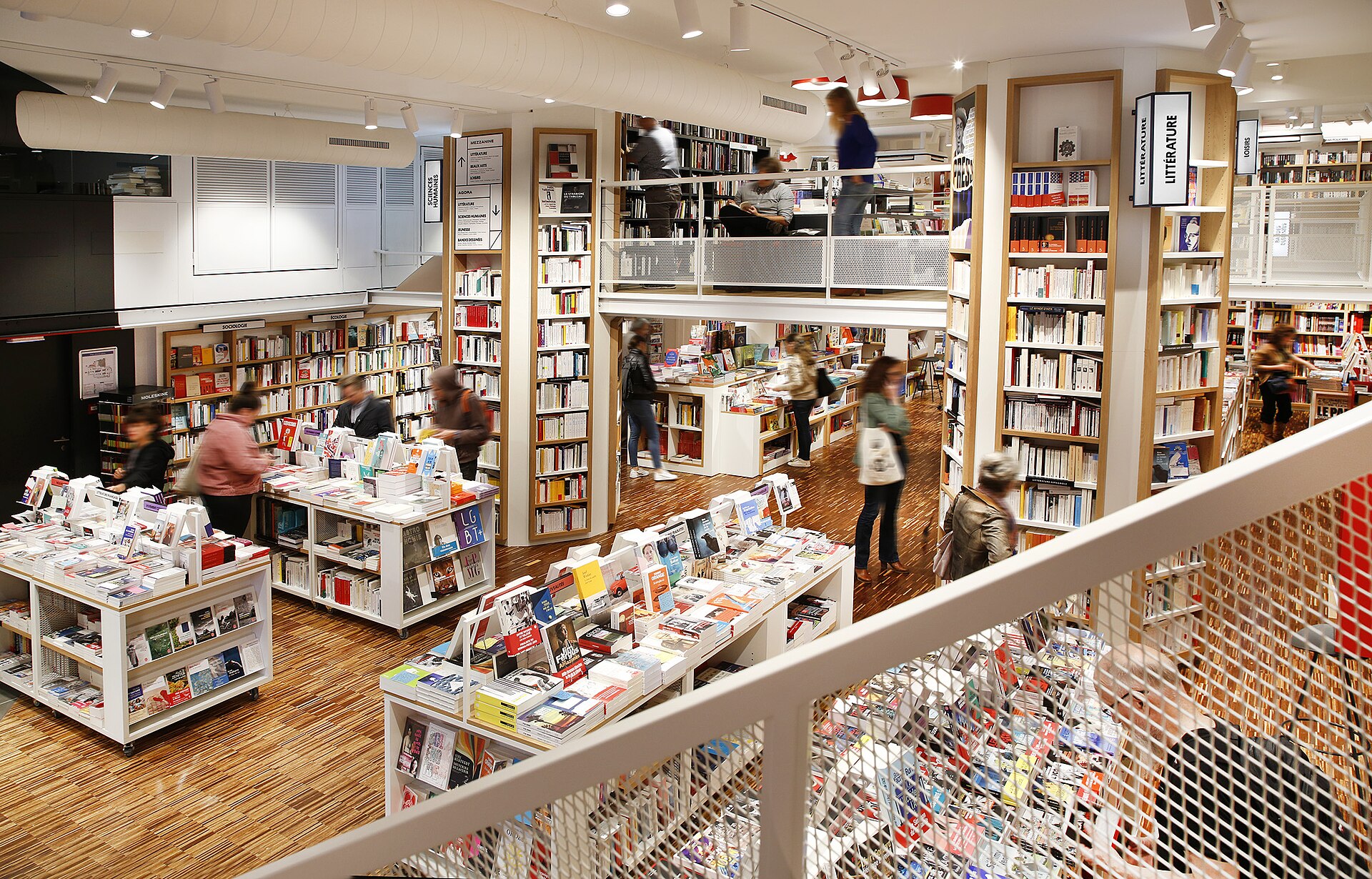 Rayonnages et tables de livres dans la Librairie de Paris en septembre 2019