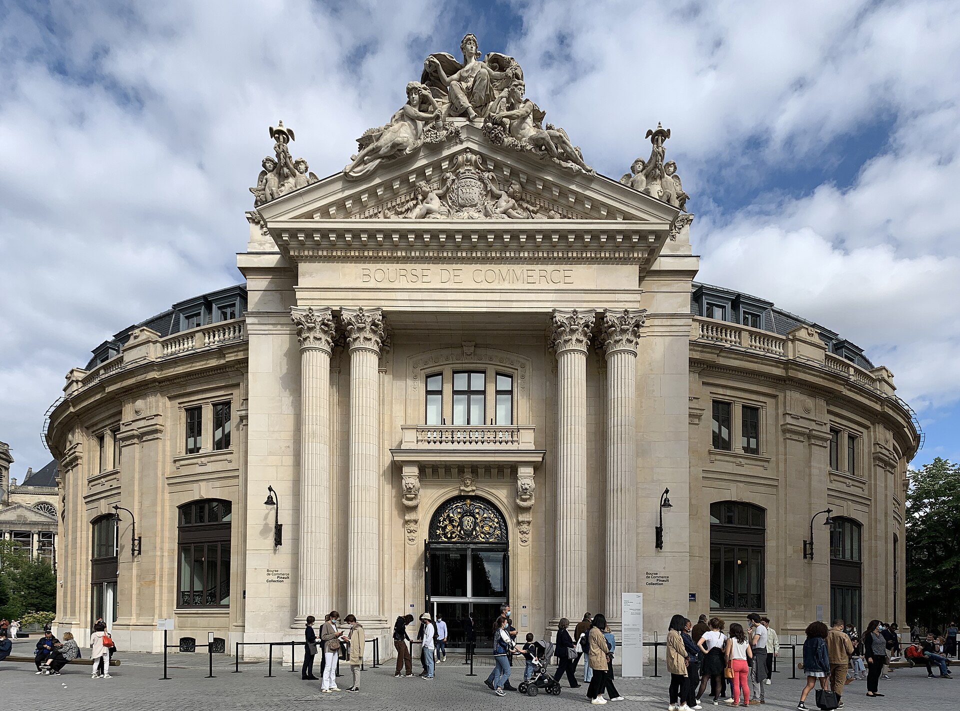 Façade de la Bourse de Commerce à Paris, lieu de présentation de Pinault Collection, en juin 2021