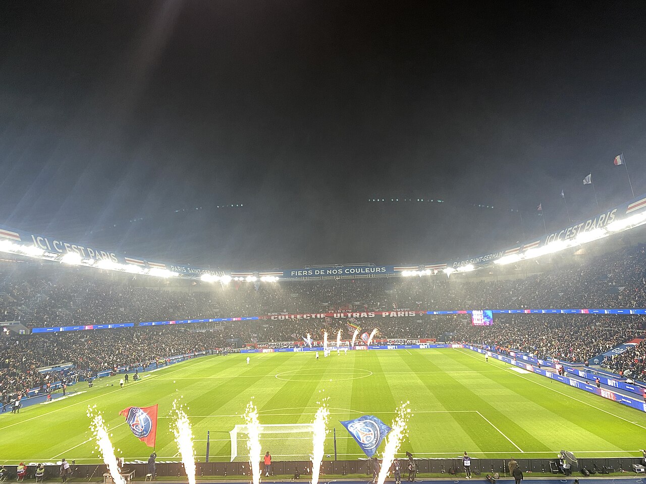 Vue intérieure du Parc des Princes, avec le terrain et les tribunes du PSG