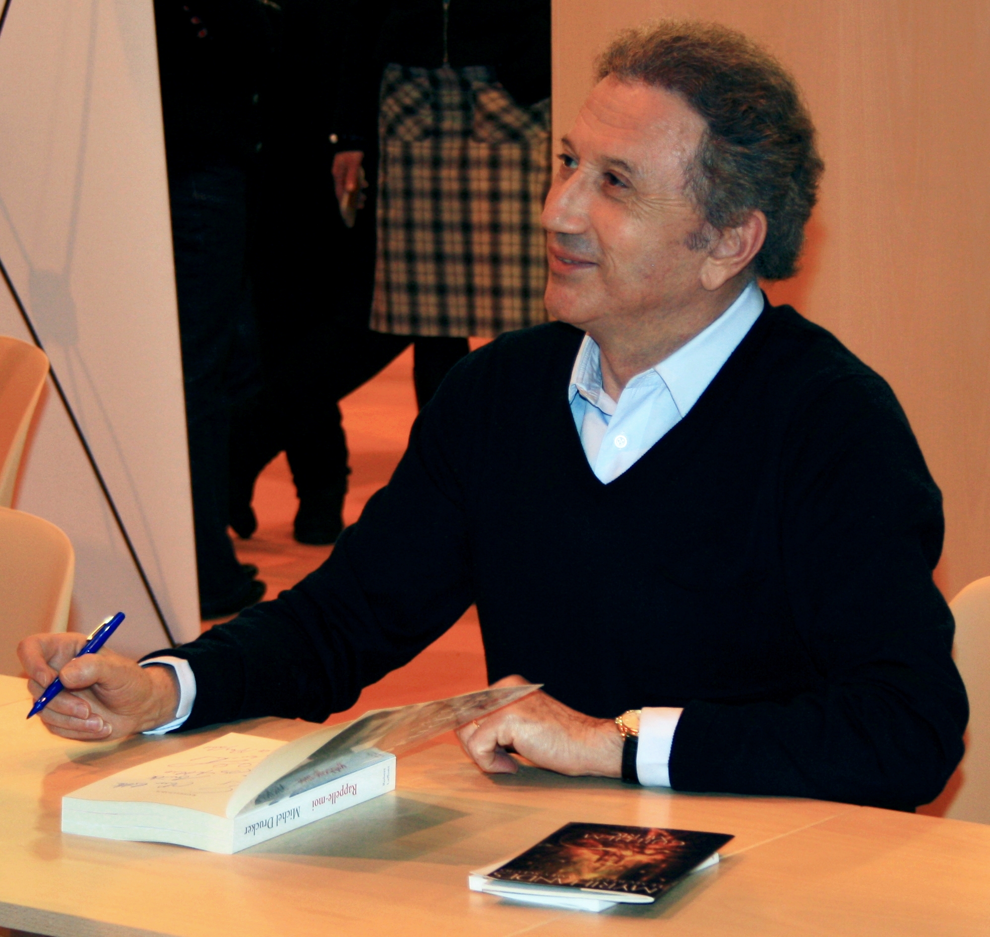 Michel Drucker en dédicace au Salon du livre de Paris en 2011