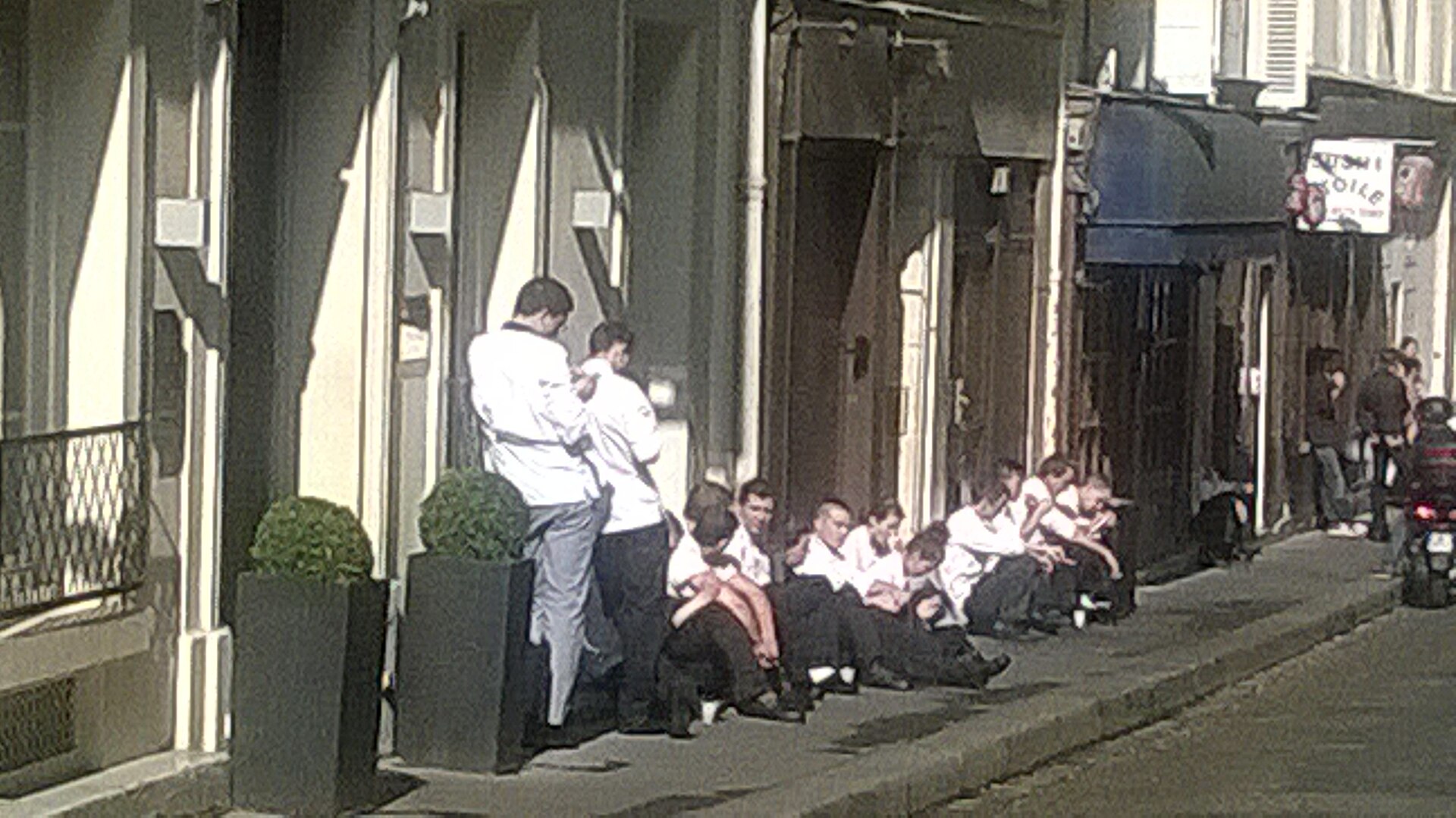 La brigade du restaurant Guy Savoy devant son ancienne adresse rue Troyon, en septembre 2014